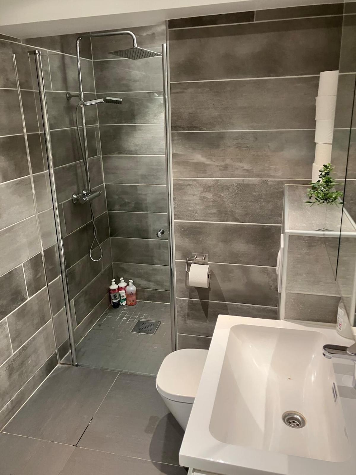 3br Penthouse In Center With Free Parking Leilighet
